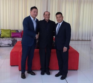 Silvio Berlusconi con Han Li (a sinistra) e Yonghong Li (a destra)